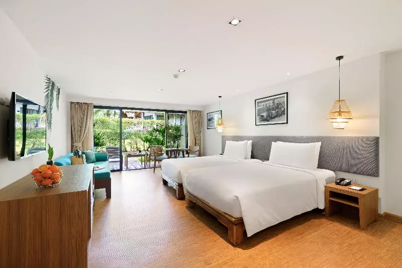اتاق لوکس با تراس, Outrigger Khao Lak Beach Resort