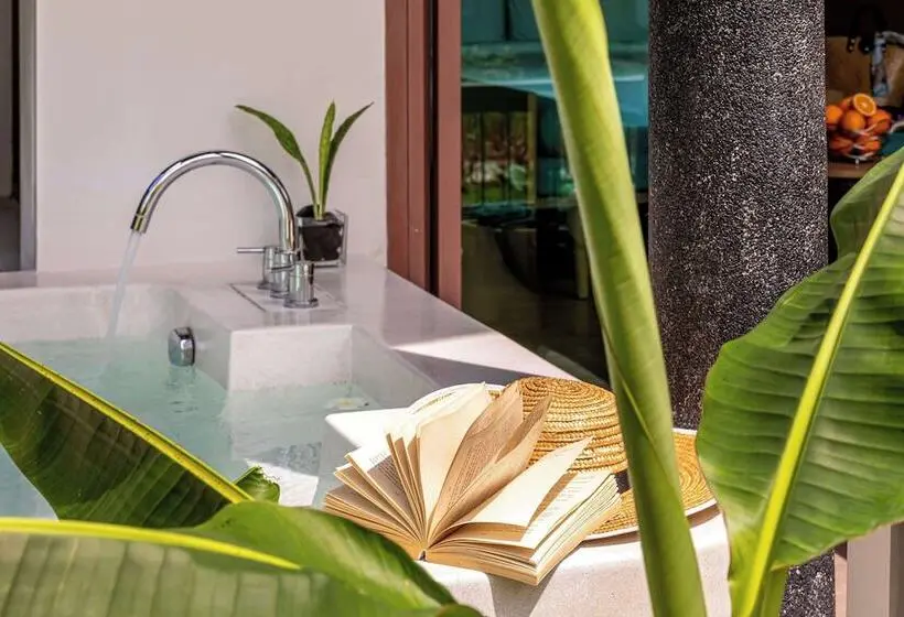 ویلای 1 خوابه, Outrigger Khao Lak Beach Resort