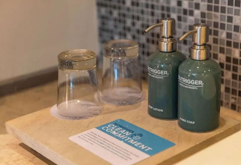 اتاق لوکس با بالکن, Outrigger Khao Lak Beach Resort