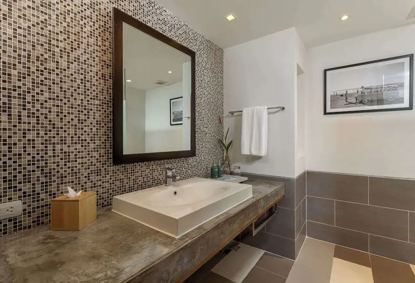 اتاق لوکس با تراس, Outrigger Khao Lak Beach Resort