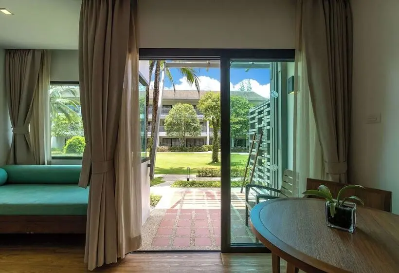 اتاق لوکس با تراس, Outrigger Khao Lak Beach Resort