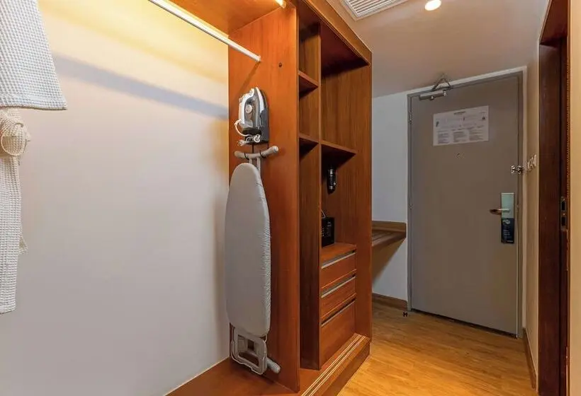 اتاق لوکس با تراس, Outrigger Khao Lak Beach Resort