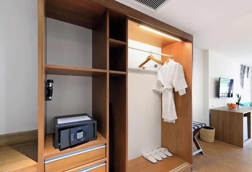 اتاق پریمیوم با بالکن, Outrigger Khao Lak Beach Resort