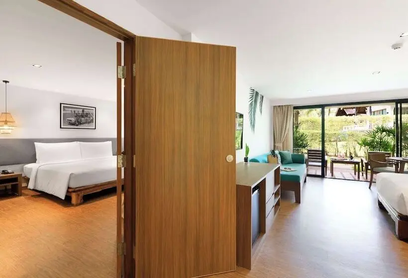 اتاق خانوادگی تودرتو, Outrigger Khao Lak Beach Resort