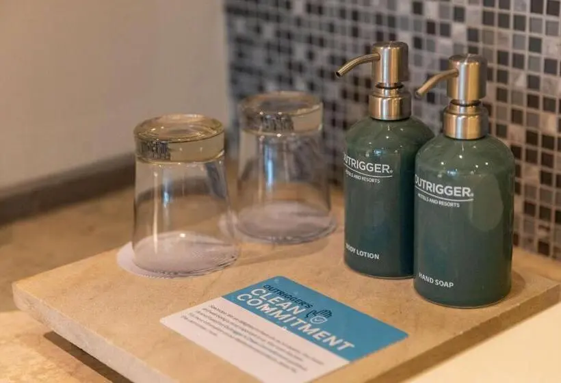 اتاق لوکس با تخت بزرگ, Outrigger Khao Lak Beach Resort