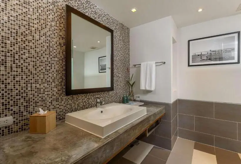 اتاق لوکس با تخت بزرگ, Outrigger Khao Lak Beach Resort