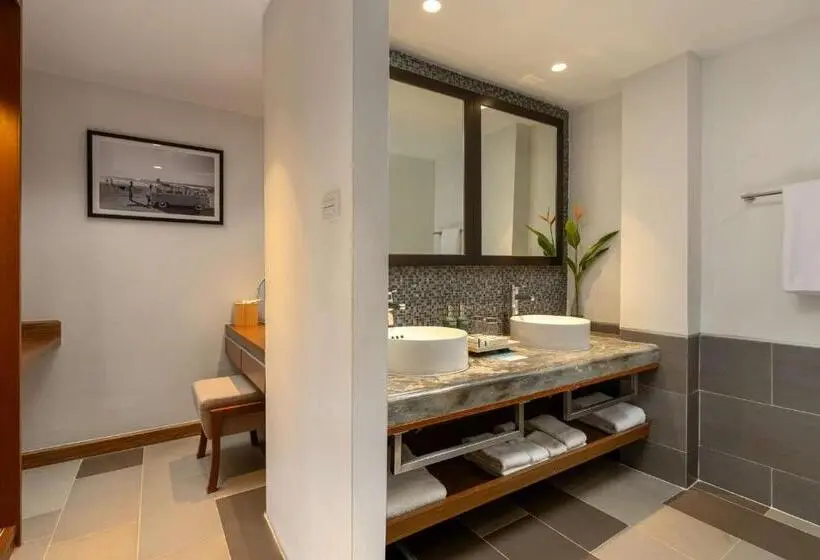 Deluxe Suite King Bed, Outrigger Khao Lak Beach Resort