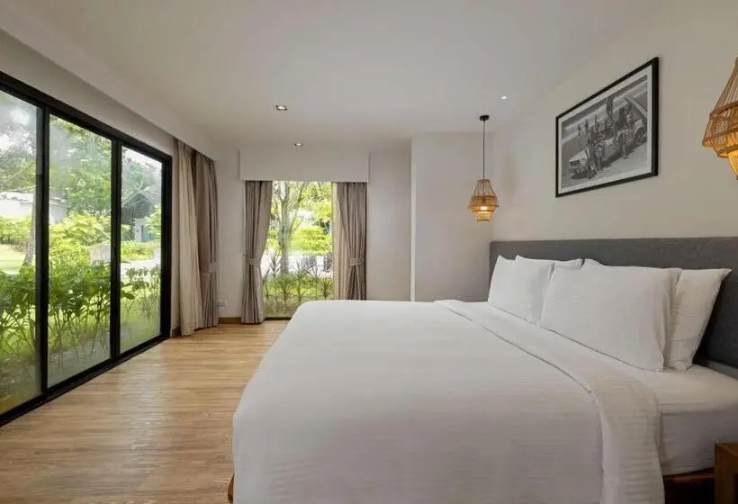 Deluxe Suite King Bed, Outrigger Khao Lak Beach Resort