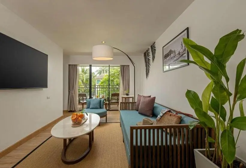 Deluxe Suite King Bed, Outrigger Khao Lak Beach Resort