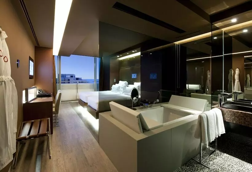 اتاق لوکس, The Vine