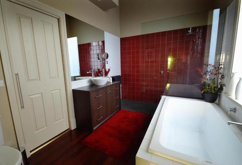 סוויטה דלוקס, Clement House