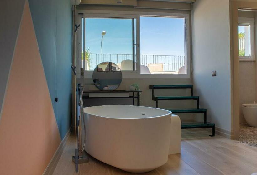 اتاق لوکس با بالکن و چشم‌انداز دریا, Relais One