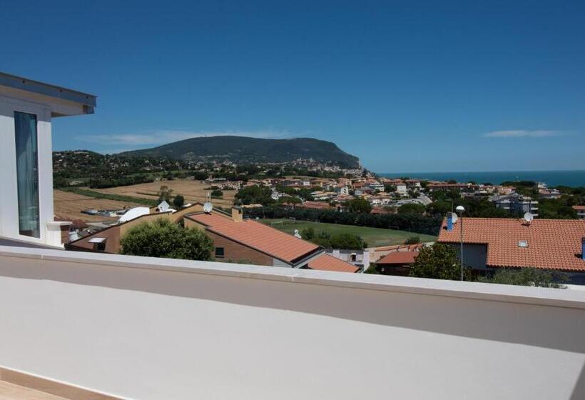 اتاق لوکس با بالکن و چشم‌انداز دریا, Relais One