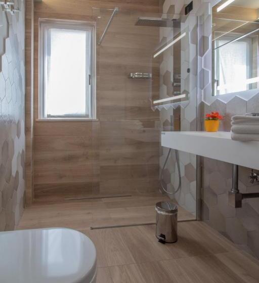 اتاق استاندارد با وان آب گرم, Relais One