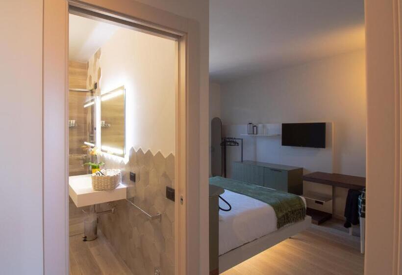 اتاق استاندارد با وان آب گرم, Relais One