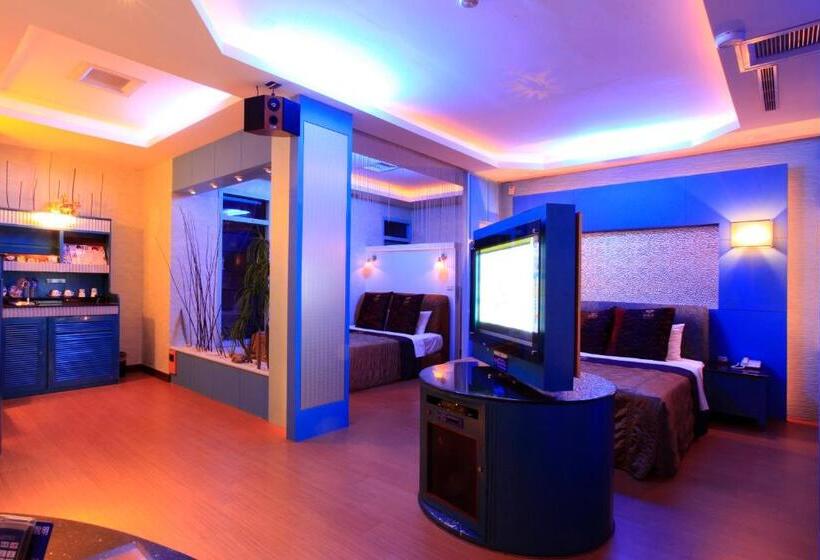 اتاق خانوادگی, Pgs Motel