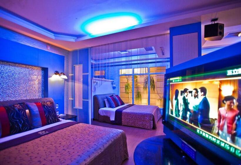 اتاق خانوادگی, Pgs Motel