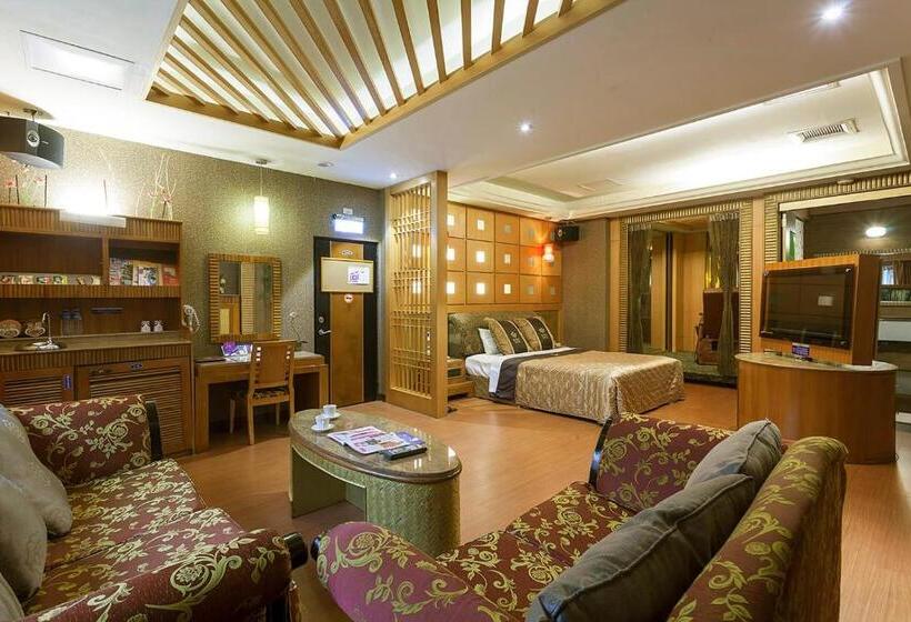 اتاق لوکس, Pgs Motel