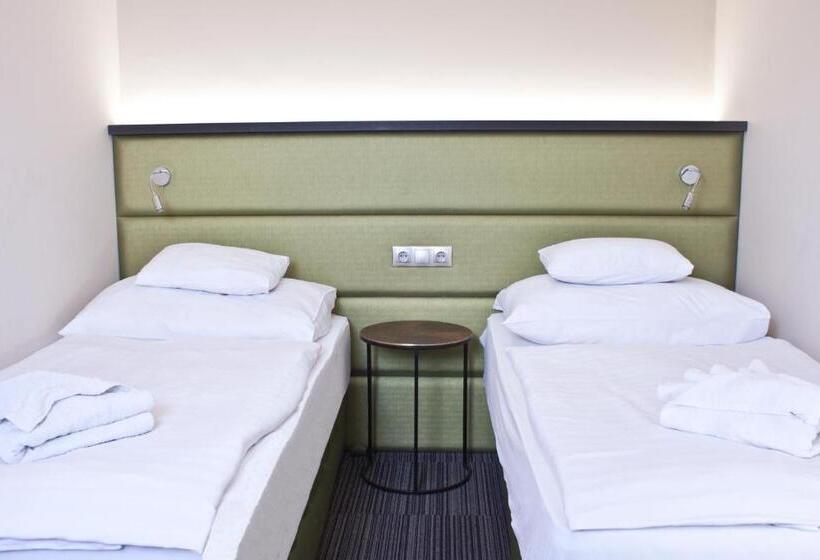 חדר משפחתי, Relax Panzió