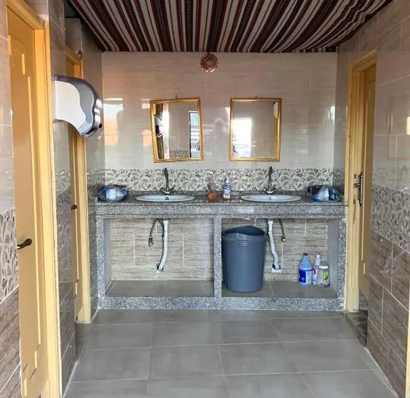 اتاق استاندارد سه نفره, Khaled's Camp