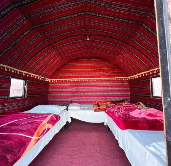 اتاق استاندارد سه نفره, Khaled's Camp