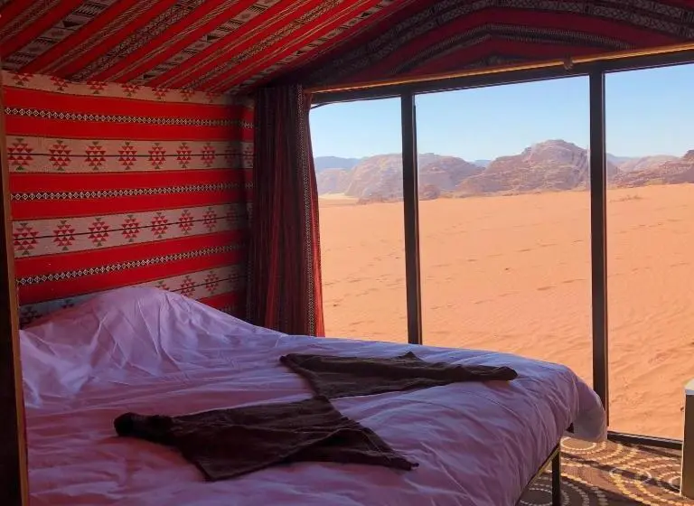 اتاق لوکس, Khaled's Camp