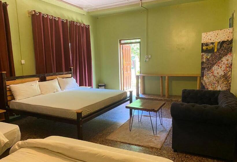 اتاق ساده سه‌ نفره, Afro Smiles