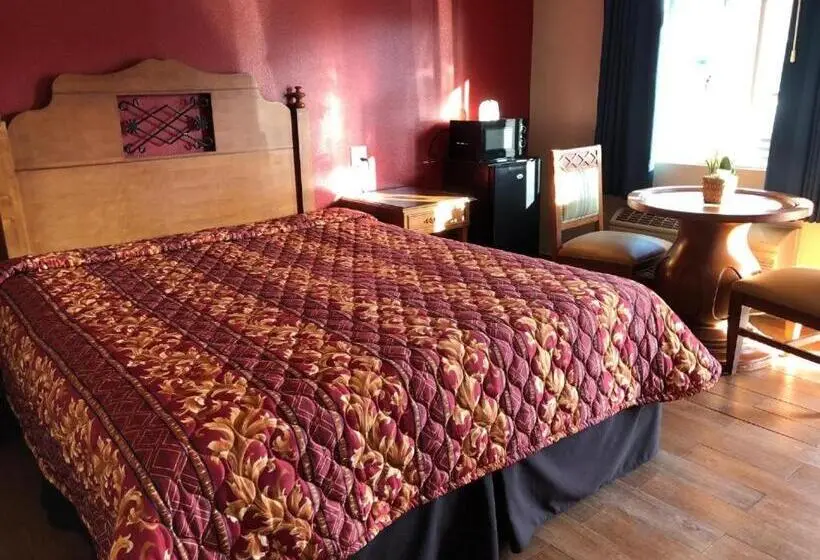 キングサイズベッドのスタンダードルーム, The Fly Inn Motel