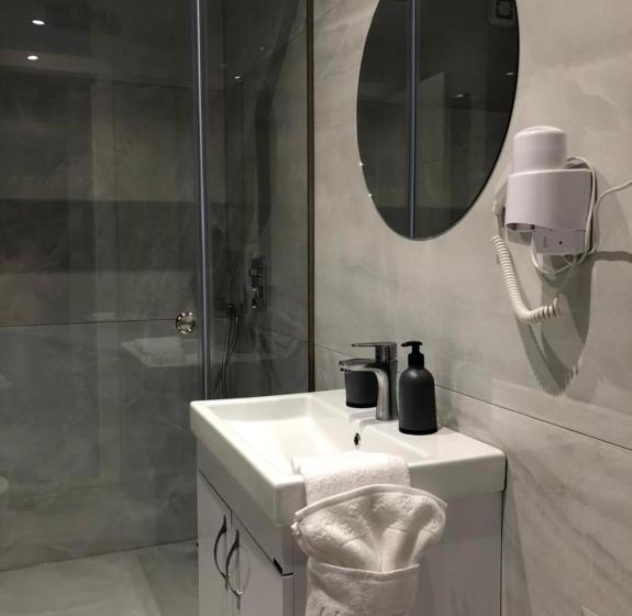 اتاق استاندارد با بالکن, New Prishtina Luxury Rooms