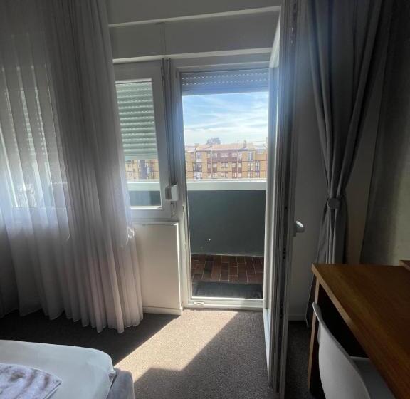 バルコニー付きスタンダードルーム, New Prishtina Luxury Rooms