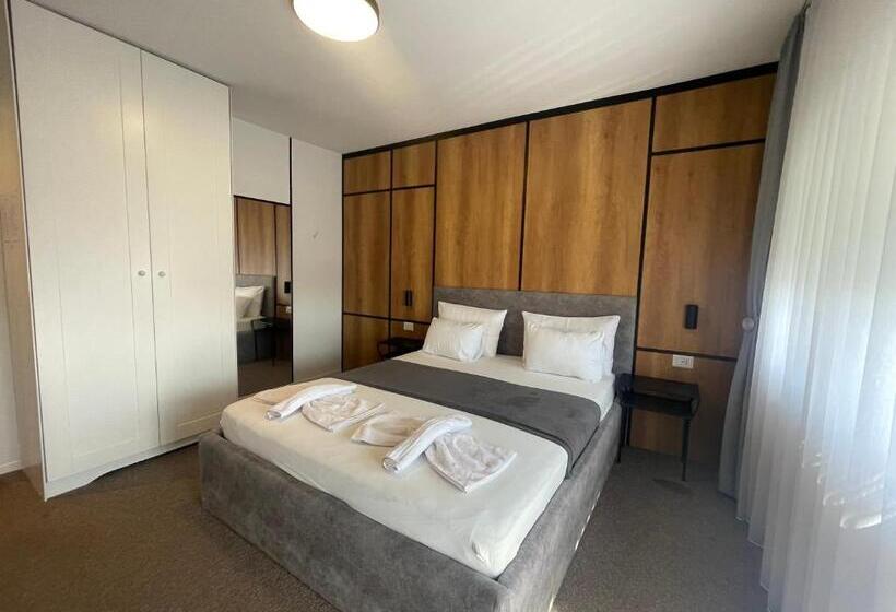 バルコニー付きスタンダードルーム, New Prishtina Luxury Rooms