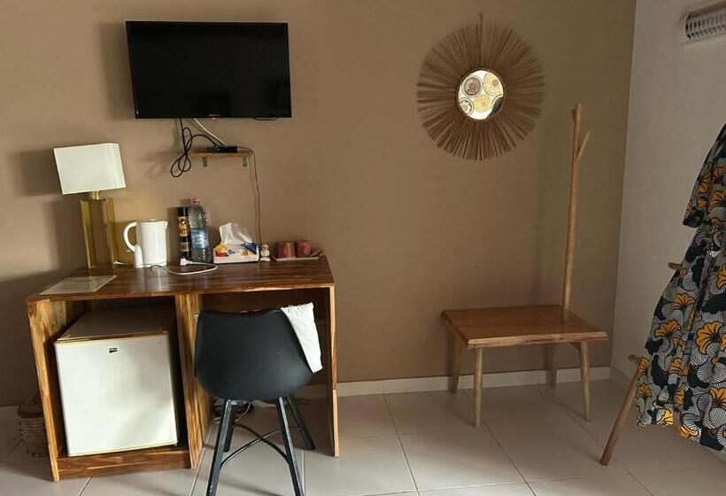 Medencére Néző Standard Szoba, L'oasis Guesthouse