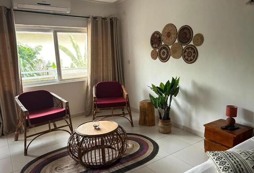 اتاق استاندارد با چشم‌انداز استخر, L'oasis Guesthouse