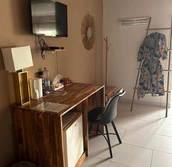 Medencére Néző Standard Szoba, L'oasis Guesthouse