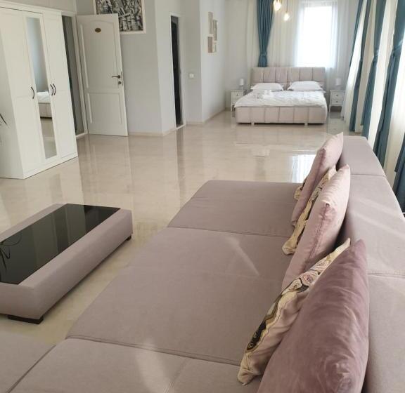 سوییت لوکس, Caprice Deluxe Accomodation