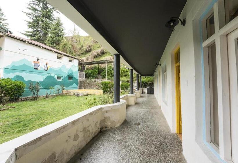 تختخواب در اتاق مشترک, The Village Manali Café, Bar & Bistro