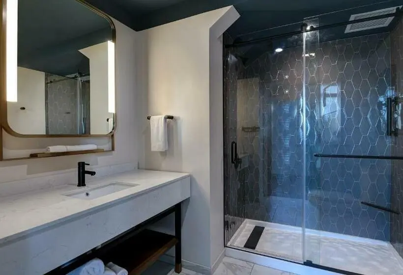 キングサイズベッドのスタンダードルーム, Courtyard By Marriott Cincinnati Downtown