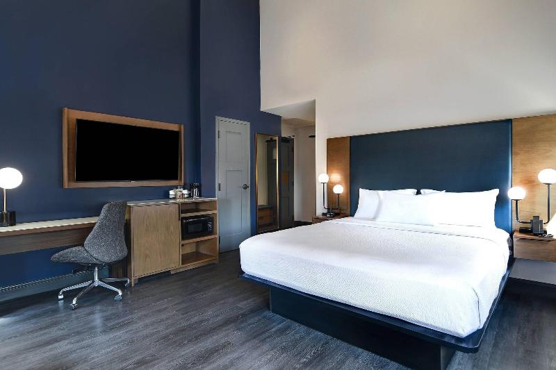 חדר סטנדרט עם מיטת קינג, Courtyard By Marriott Cincinnati Downtown