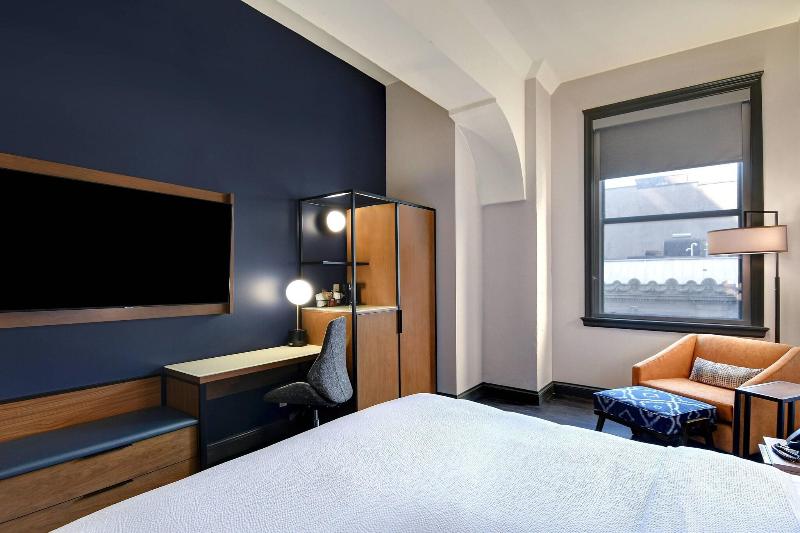 חדר סטנדרט עם מיטת קינג, Courtyard By Marriott Cincinnati Downtown