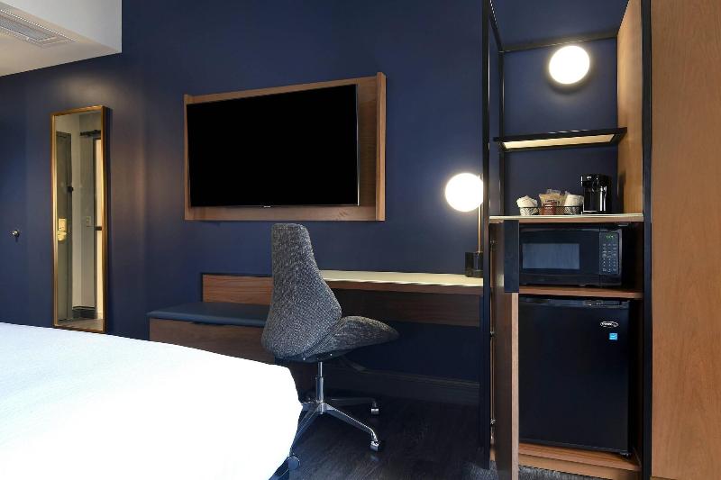 חדר סטנדרט עם מיטת קינג, Courtyard By Marriott Cincinnati Downtown