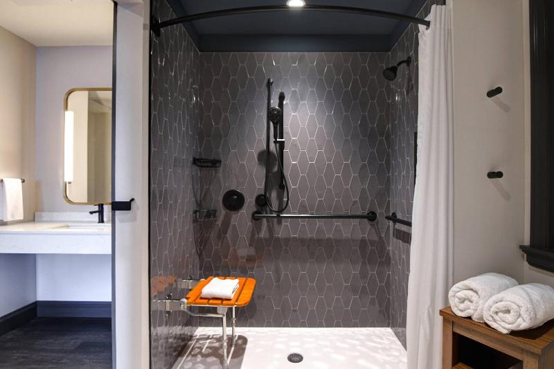 חדר סטנדרט עם מיטת קינג, Courtyard By Marriott Cincinnati Downtown