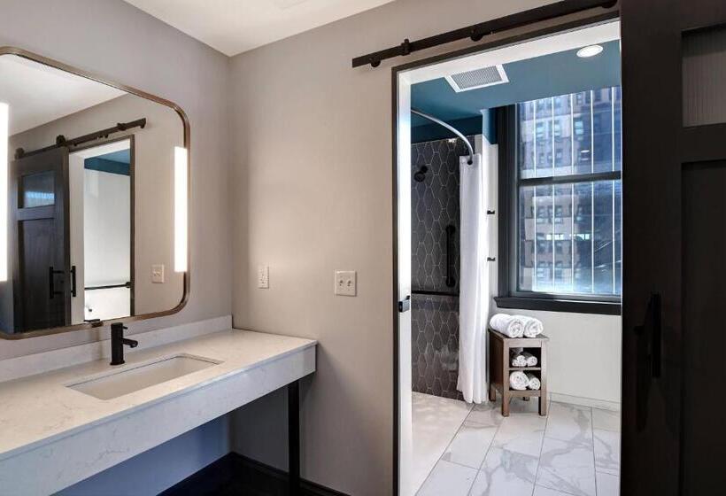 חדר סטנדרט עם מיטת קינג, Courtyard By Marriott Cincinnati Downtown