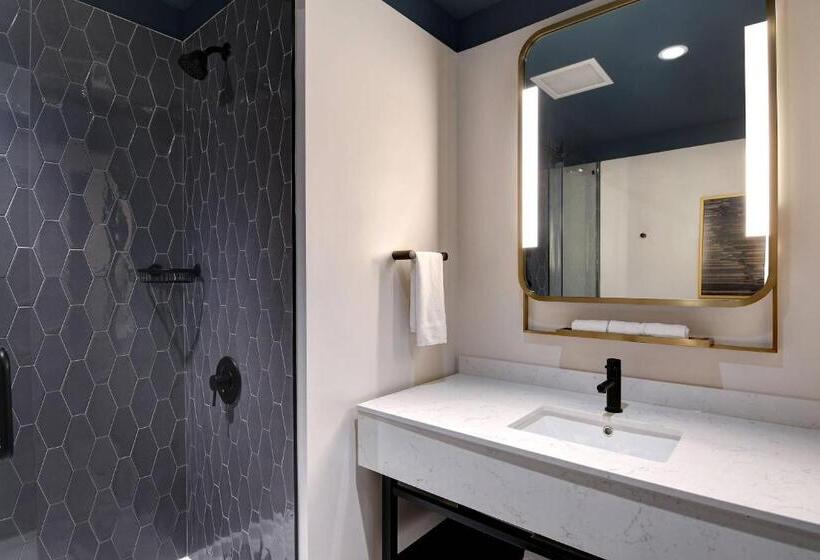 חדר סטנדרט עם מיטת קינג, Courtyard By Marriott Cincinnati Downtown