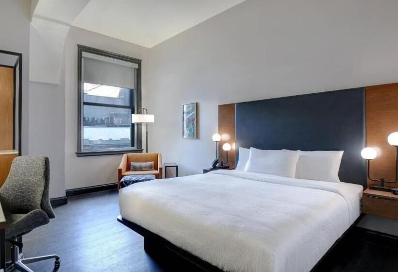 חדר סטנדרט עם מיטת קינג, Courtyard By Marriott Cincinnati Downtown