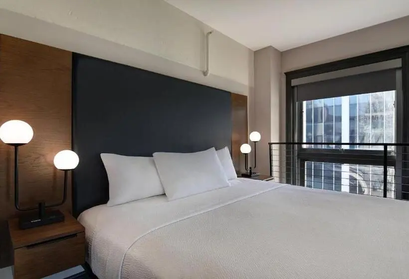 キングサイズベッドのスイートルーム, Courtyard By Marriott Cincinnati Downtown