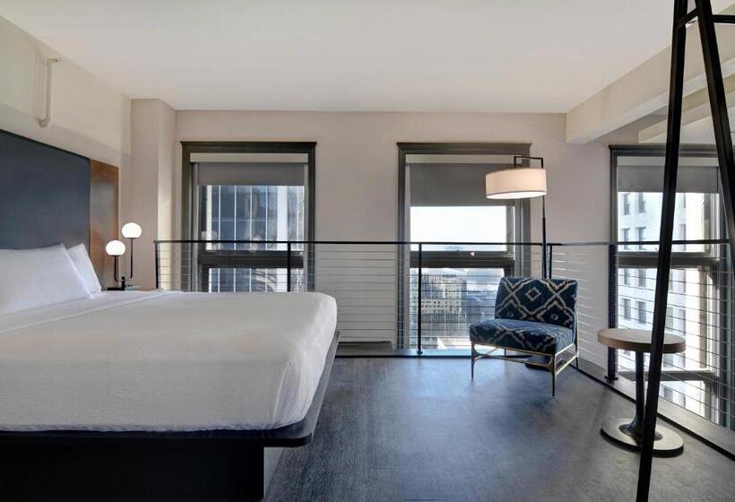 מיטת קינג בסוויטה, Courtyard By Marriott Cincinnati Downtown