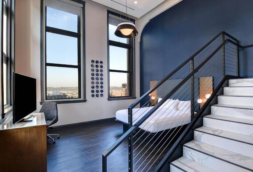 מיטת קינג בסוויטה, Courtyard By Marriott Cincinnati Downtown