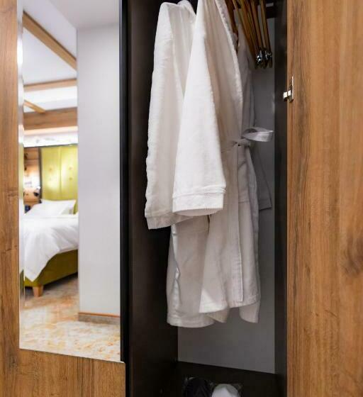 디럭스 룸, Belmont