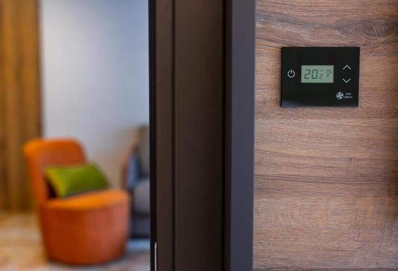 주니어 스위트, Belmont