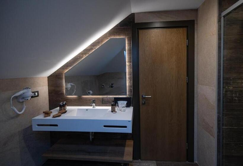 주니어 스위트, Belmont